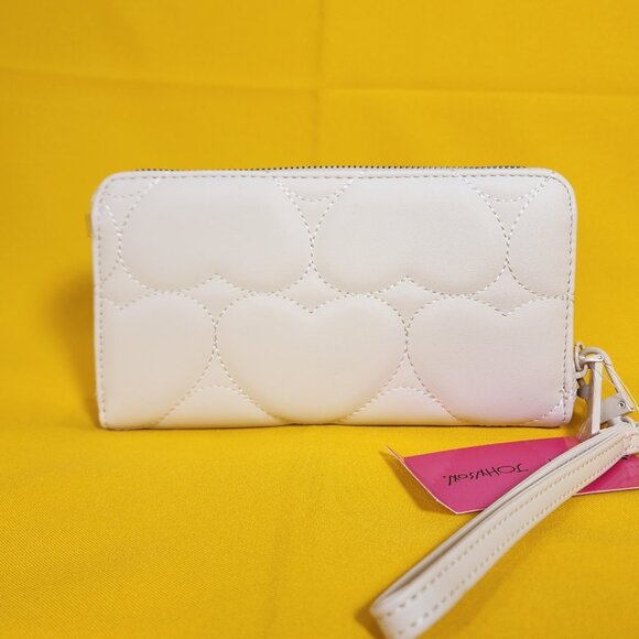 Betsey Johnson White Quilted Heart Love Wallet Wristlet Zip Around NEW - Picture 5 of 12